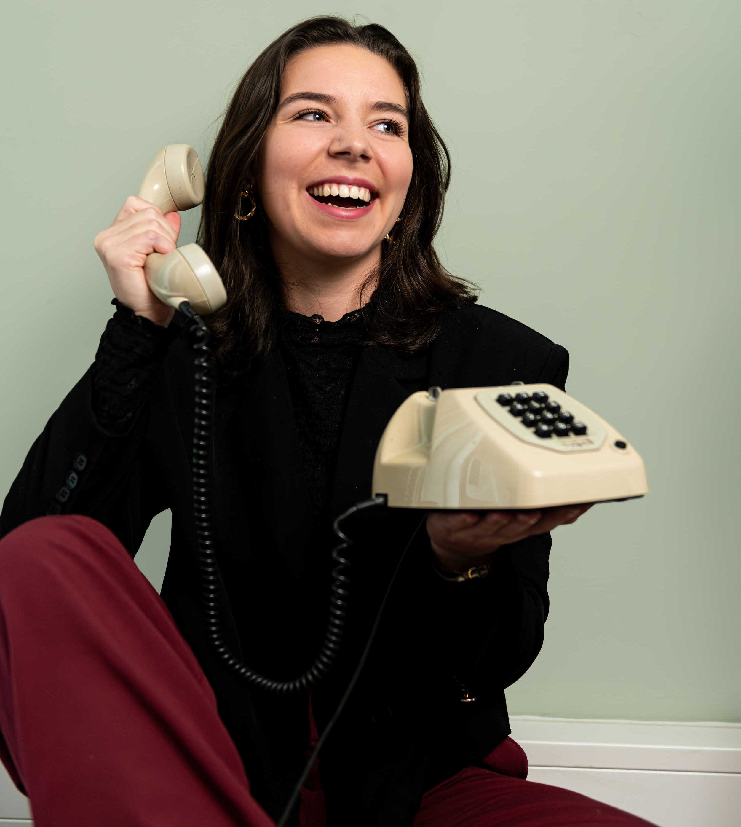 Meisje met een ouderwetse telefoon