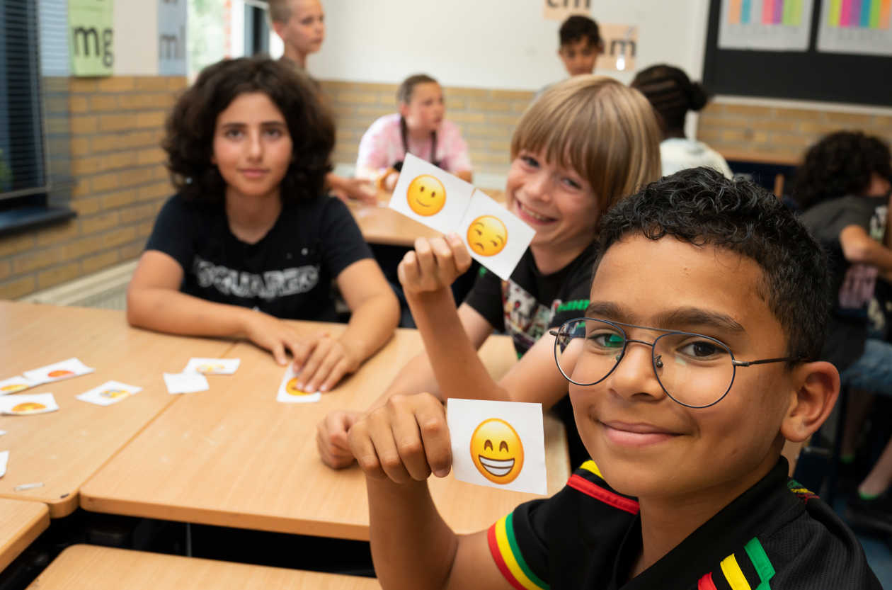 Leerlingen in de klas met smiley stickers
