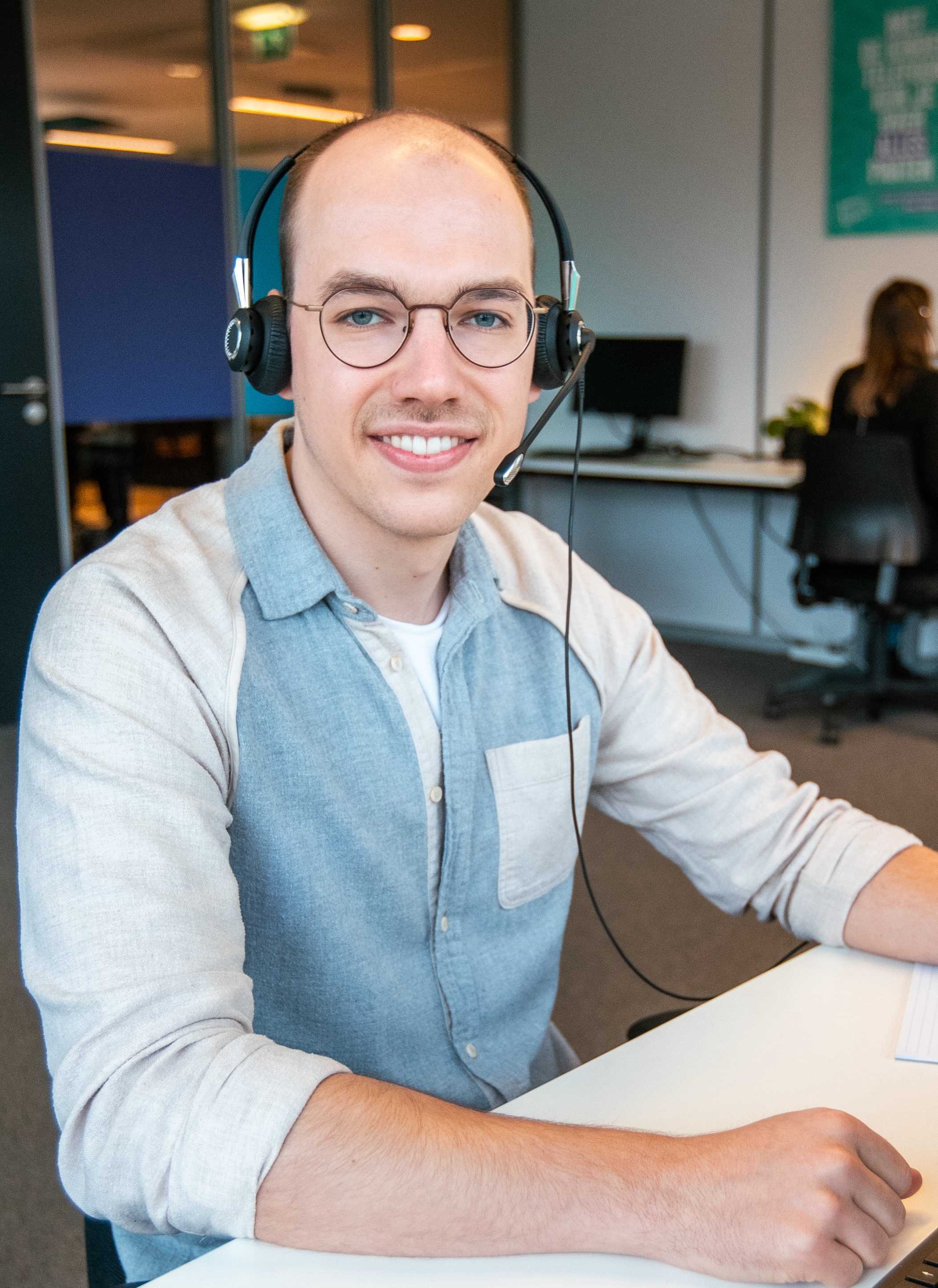 Kindertelefoon vrijwilliger met headset op