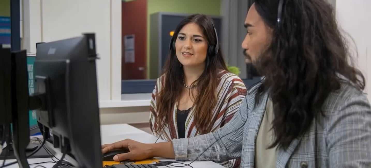 Vrijwilligers samen achter computer